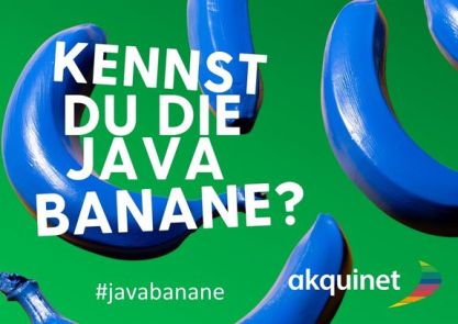 Ein grüner Hintergrund. Auf ihm befinden sich freigestellte blaue Bananen. Darüber mit weißer Schrift die Frage: Kennst du die Java Banane. Dazu ein Hashtag mit dem Namen javabanane. Rechts im Bild das Logo des Unternehmens AKQUINET.